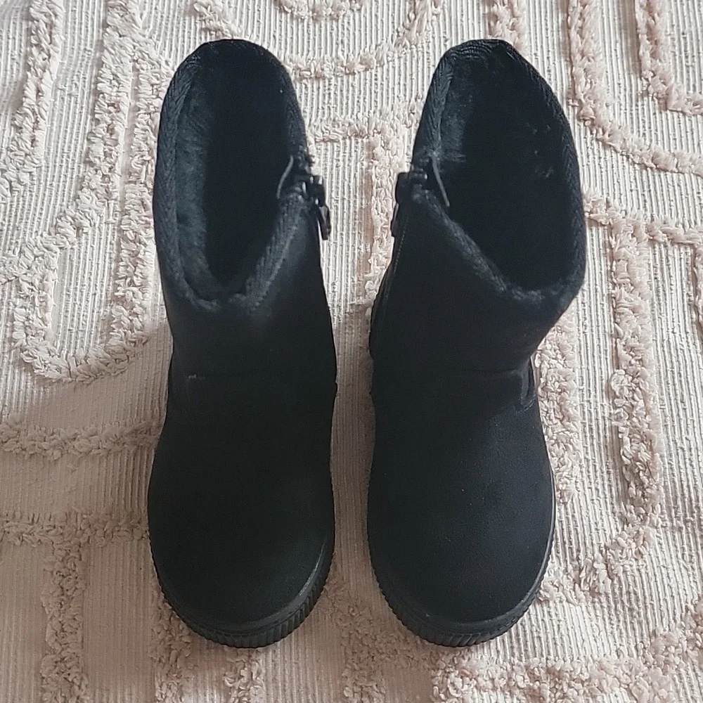 Cat & Jack little girls black boots, size‎ 5. New. Faux Fur lining.